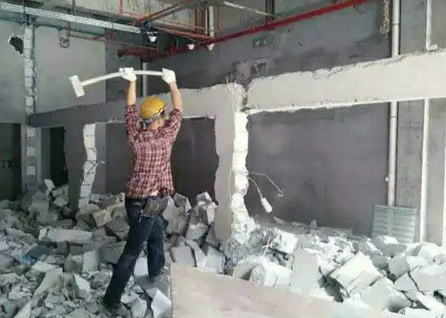 上海商场敲墙拆除时一定要找专业的施工人员